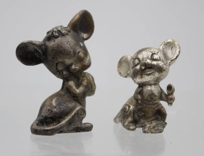Auktion 368<br>2 kl. div. Zinnfiguren, Peltro, silberfarben, ca. H-5,5cm [1]