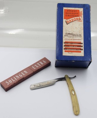 Auktion 368<br>antikes Rasiermesser, FINEST HOLLOW GROUND RAZORS,  orig. Karton [1]