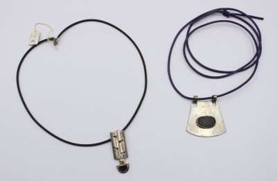 Auktion 368<br>2x div. Anhänger an Lederbändern, 1x 925er Silber, Anh. ca. L-4,5 [1]