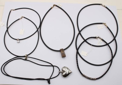 Auktion 368<br>6x div. Kautschuk/Stoffketten mit Anhängern, einige Silber [1]