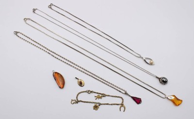 Auktion 368<br>kl. Konvolut div. Schmuck, Ketten teilw. Silber [1]