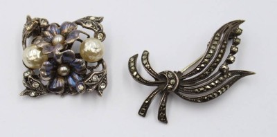 Auktion 368<br>2x div. ältere Broschen, 1x Markasiten und 1x Perlen u. klare Steine diese aus Silber, ca. L-5cm [1]