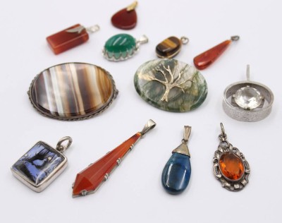 Auktion 368<br>12x div. Anhänger/Broschen,  gr. Brosche ca. 3,5 x 4,5cm, teilw. Silber [1]