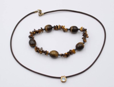Auktion 368<br>Armband Tigerauge sowie kl. Silberanhänger an Kautschukband, Kette ca. L-40cm [1]