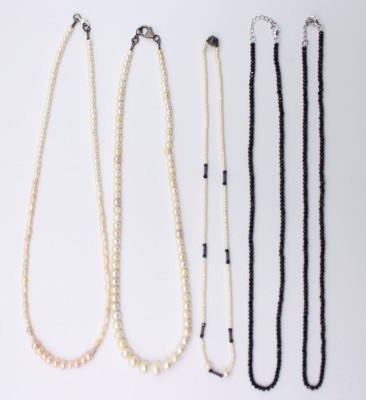 Auktion 368<br>5x div. Ketten, 3x SW-Perlen, 2x Onyx, ca. L-45cm [1]