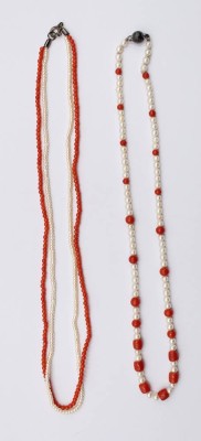 Auktion 368<br>2x div. Halsketten, Perlen & Koralle, 1x 2reihig, ca. L-36cm [1]