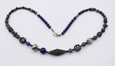 Auktion 368<br>Halskette, Lapislazuli mit Silber-Elementen, ca. L-52cm [1]