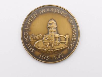 Auktion 368<br>Gedenkmedaille anlässlich des 600-jährigen Jubiläums von Moorburg, Bronze, ca. D-4cm [1]