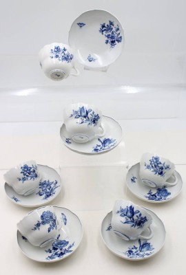 Auktion 368<br>6x Tassen mit U.T., Meissen Schwertermarke, blaue Blumen, je 4 Schleifstriche, 1x Tasse und U.T. mit kl. Chip, Tassen H-6,5cm [1]