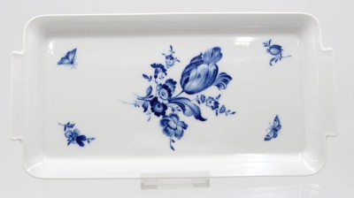 Auktion 368<br>kl. Platte, Meissen Schwertermarke, blaue Blume, 1x Schleifstrich?, ca. 28,7 x 14,7cm [1]