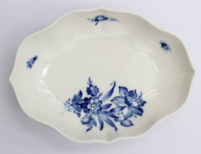 Auktion 368<br>kl. ovale Schale, Meissen Schwertermarke, blaue Blume, Schleifstriche, ca. H-3cm B-15,5cm [1]