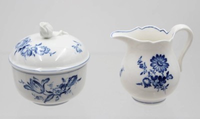 Auktion 368<br>Milch und Zucker, Meissen Schwertermarke, blaue Blume, je 4 Schleifstriche, ca. H-8cm [1]