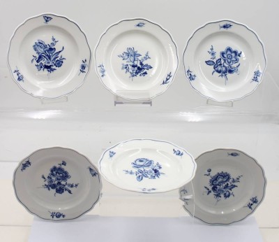 Auktion 368<br>6x Kuchenteller, Meissen, Schwertermarke, blaue Blume, je 4 Schleifstriche, 1x wohl Brandfehler, ca. D-16,5cm [1]