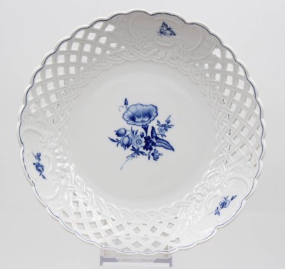 Auktion 368<br>gr. runde Durchbruchschale, Meissen, Schwertermarke, blaue Blume, 4 Schleifstriche, ca. H-5,5cm D-24,5cm [1]