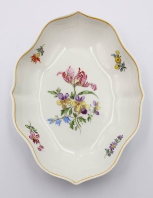 Auktion 368<br>ovale Schale, Meissen, Schwertermarke, florale Bemalung, 4 Schleifstriche, ca. H-3cm L-15,5cm [1]