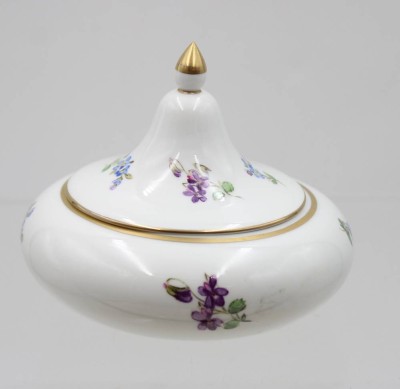 Auktion 368<br>Deckeldose, Meissen, Schwertermarke, Blumenbemalung, 4 Schleifstriche, ca. H-10cm D-12cm [1]