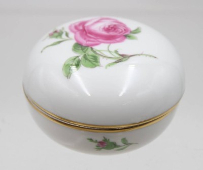 Auktion 368<br>runde Deckeldose, Meissen, Schwertermarke, rote Rose, 3 Schleifstriche, ca. H-5cm D-7,8cm, min. Chip [1]