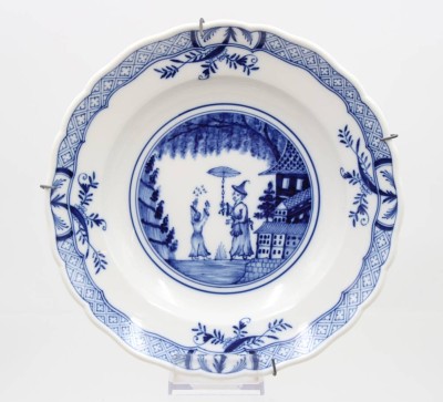 Auktion 368<br>Zierteller, Meissen, Schwertermarke, Chinoaserien, 3 Schleifstriche, ca. H-5,2cm D-26cm [1]