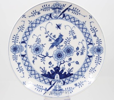 Auktion 368<br>Zierteller, Meissen, Schwertermarke, 4 Schleifstriche, D-25,8cm, kl. Chip am Standring [1]