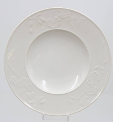 Auktion 368<br>KPM Berlin Teller aus der Serie Feldblume, Szeptermarke, Weißporzellan, D-20,5cm [1]