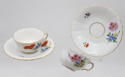 Auktion 368<br>2x Mokkatassen mit U.T.,  Meissen Schwertermarke, floral Bemalungen, je 2 Schleifstriche, ca. H-4cm [1]