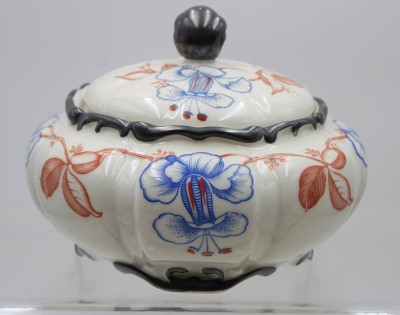 Auktion 368<br>Bonboniere, Mitterteich, 30er Jahre, florales Dekor und Silberrand, ca. H-13,5cm D-19,5cm [1]