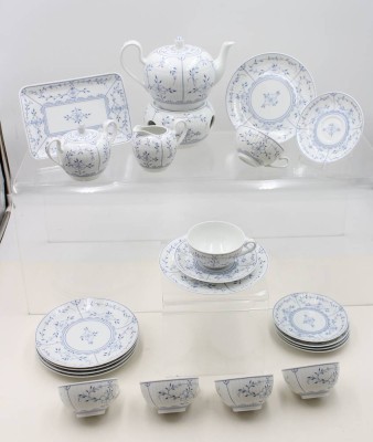 Auktion 368<br>Teeservice, köngl. pr. Tettau. Strohmuster, komplett für 6 Personen, Kanne H-11,5cm Tassen H-4,5cm [1]