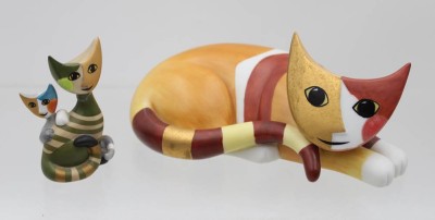 Auktion 368<br>2x div. Katzenfiguren, R. Wachtmeister, Goebel, kl. Figur geklebt, ca. H-8cm L-18cm [1]