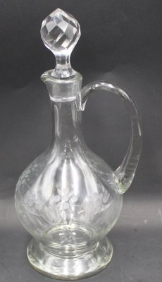 Auktion 368<br>Karaffe mit Blumenschliff auf Stand, H-30 cm [1]