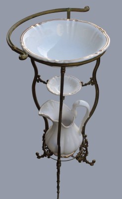 Auktion 368<br>Waschgeschirr in Metallgestell, anbei Nachttopf und gr. Seifenhalter, Dekor ähnlich, neuzeitlich, H-82 cm, B-48 cm [1]