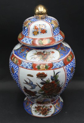Auktion 368<br>grosse Deckelvase, China, im Stil der Mingdynastie, handbemalt, 36 cm [1]
