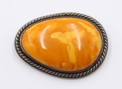 Auktion 368<br>Bernsteinbrosche mit 925er Silberfassung, 18,2gr., 4,5 x 3cm [1]