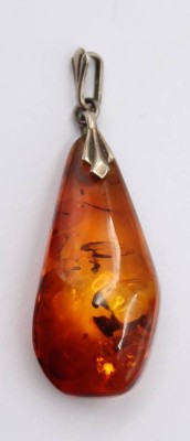Auktion 368<br>Anhänger, Bernstein, 4,4gr., ca. L-5cm [1]