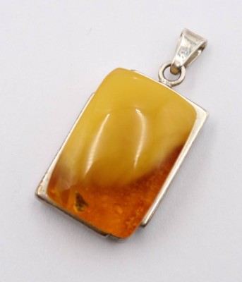 Auktion 368<br>Anhänger, Bernstein in Silberfassung, 5,9gr., L-3,5cm [1]