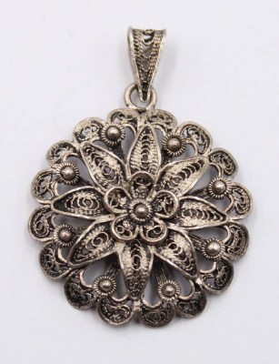 Auktion 368<br>filigran gearbeiteter Blumen-Anhänger, Silber getestet, L-ca. 4 cm, 5,5 gr. [1]
