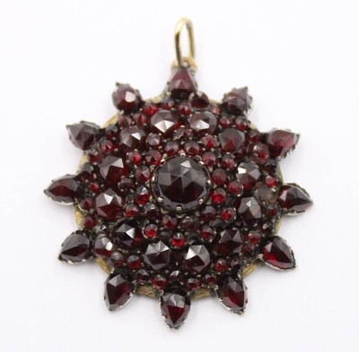 Auktion 368<br>Sternförmiger Anhänger, Granat, Metall?, D- 3,5cm,  7 gr. [1]