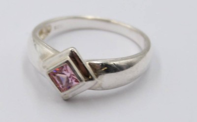 Auktion 368<br>925er Silberring mit einem pinken Stein, 3 gr., RG 55 [1]