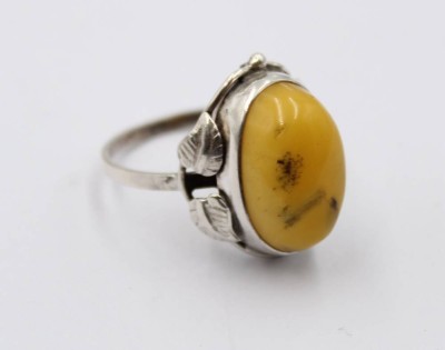 Auktion 368<br>925er Silberring mit einem ovalen Bernstein, schwarze Stellen, 4,5 gr. RG 58 [1]