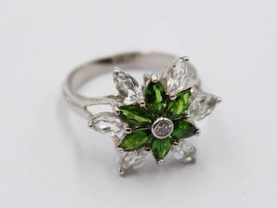 Auktion 368<br>Schöner Silberring mit grünen und weißen Steinen, 925er Silber, 5,5 gr. RW 59/60 [1]