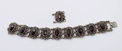 Auktion 368<br>835er Silber-Armband, rote facett. Steine, anbei Ersatzglied, zus. ca. 38,2gr., ca. L-16,5cm [1]