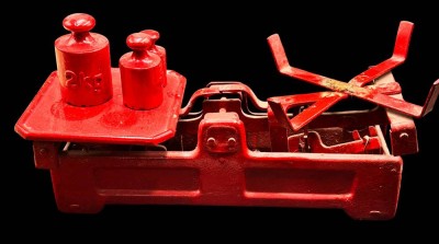 Auktion 368<br>eiserne grosse Marktwaage, rot lackiert, anbei 3 Gewichte, H-22 cm, B-47 cm [1]