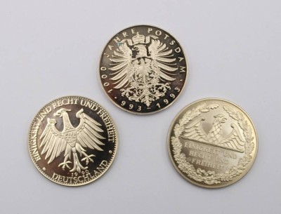 Auktion 368<br>3x div. Gedenkmedaillen, neuzeitl., versilbert, ca. D-40cm [1]