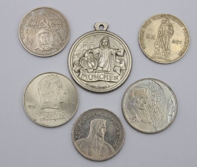 Auktion 368<br>kl. Konvolut div. Münzen und eine Medaille, 2x Rubel, DDR Mark, Franken und Ecu [1]