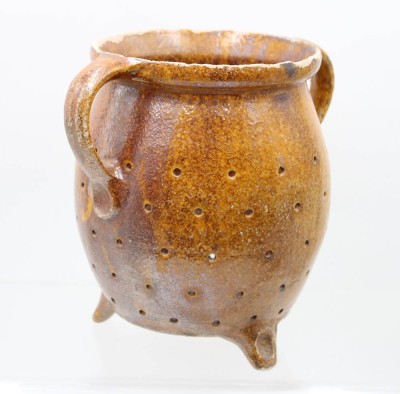 Auktion 368<br>antiker Siebtopf, wohl Frankreich, div. Abplatzer und Altrisse, ca. H-22cm [1]