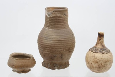 Auktion 368<br>3 Teile zum Teil antike Keramik, Krug beschädigt, Schale mit Altersspuren und Vase, ca. H-20,5 bis 5,5cm [1]