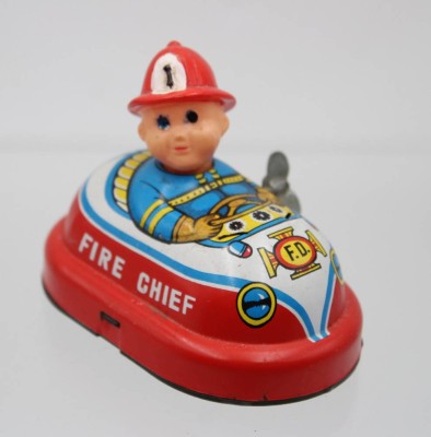 Auktion 368<br>Blechspiezeug, YONE Fire Chief, Nr.2154, ca. H-7,5cm L-10cm [1]