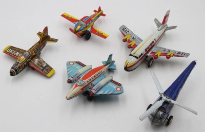 Auktion 368<br>5x div. Blechspielzeug, 4 Flieger und ein Hubschrauber, unterschieliche Manufakturen und Erhaltungen, Gunktionen nicht geprüft, Größtes ca. 17,5 x 16,5cm [1]