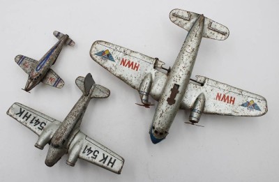 Auktion 368<br>3x div. Blech-Flugzeugmodelle, stark bespielter Erhaltungen, Größtes ca. 18,5 x 24,5cm [1]