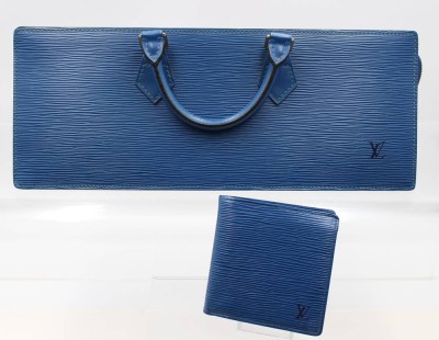 Auktion 368<br>schöne Handtasche, Louis Vuitton, Modell Triangle, anbei Geldbörse, beides in gutem Zustand, ca. 14,5cm  x 40cm [1]