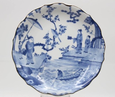 Auktion 368<br>Teller, China, verso gemarkt, blaue Landschaftsbemalung mit Personen, ca. D- 19cm [1]